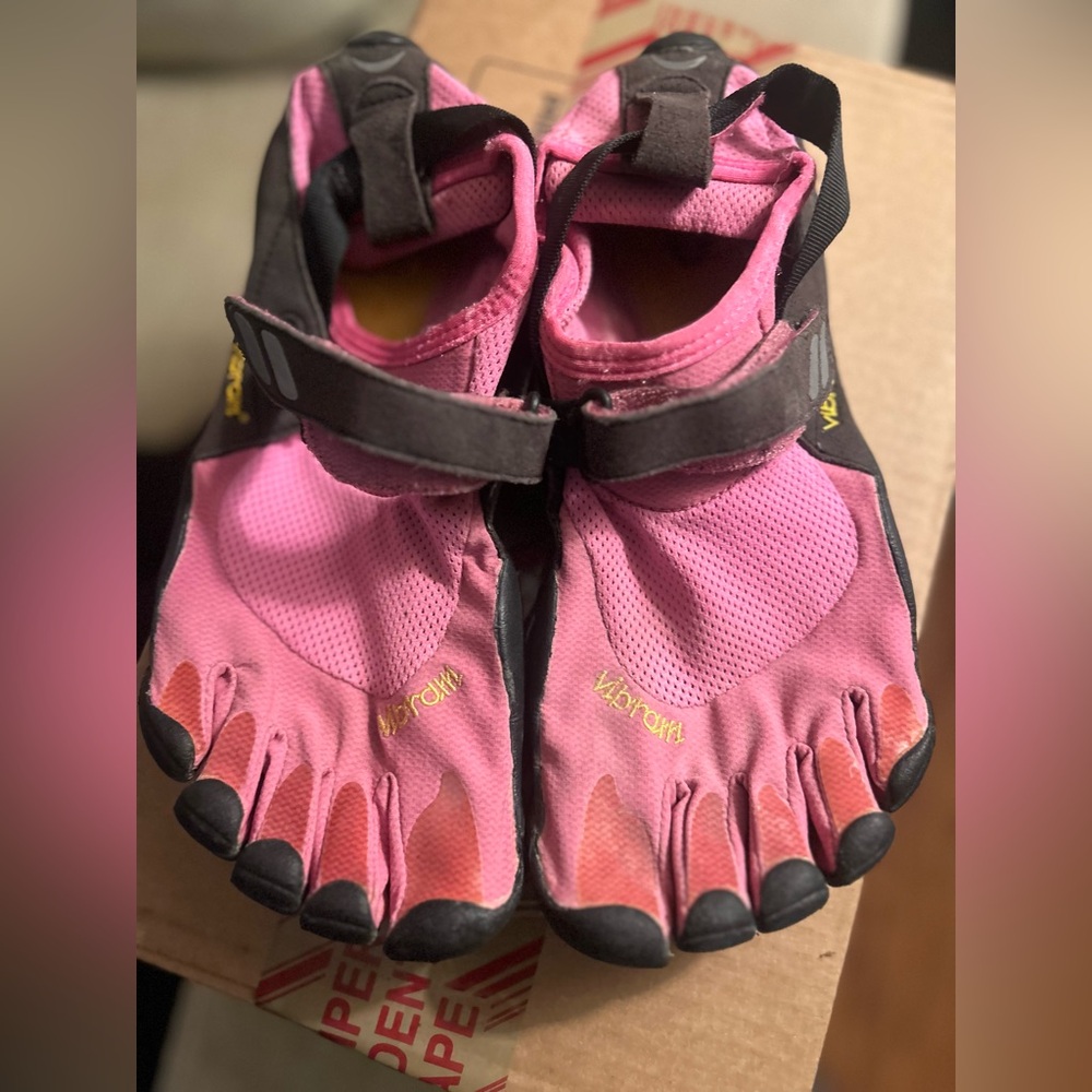 Vibram Women's Pink and Black five finger walking shoes